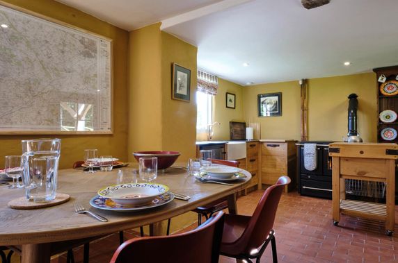 Van Cottage kitchen and eating area