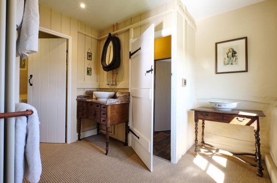 Van Cottage bathroom